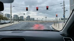 Já reparou nos semáforos suspensos por cabos? A razão por trás desta escolha